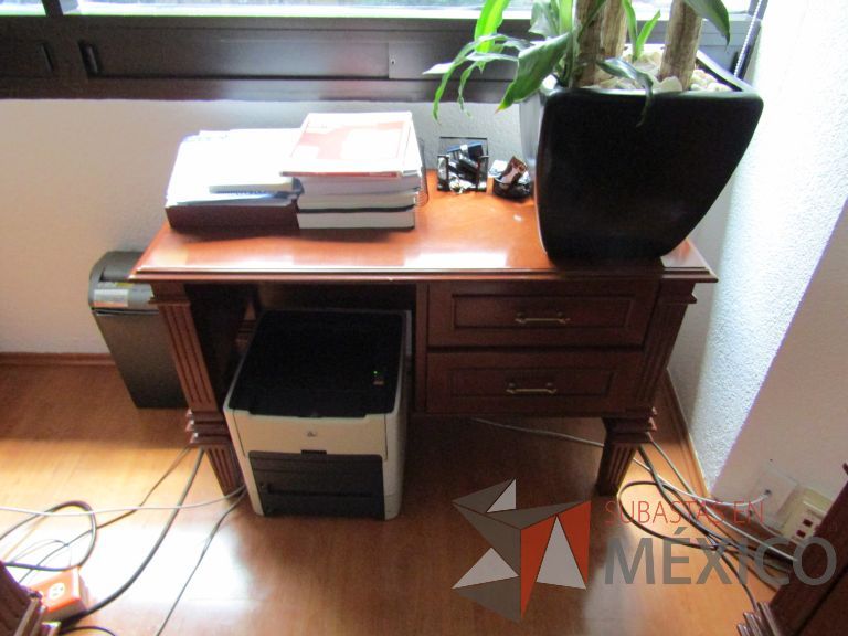 Lote 130 - Mesa de trabajo con 2 cajones - Imagen 4