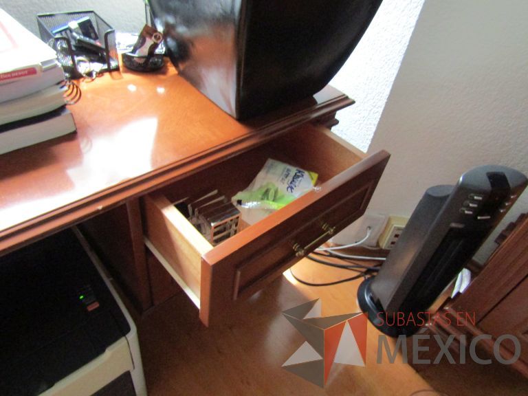 Lote 130 - Mesa de trabajo con 2 cajones - Imagen 9