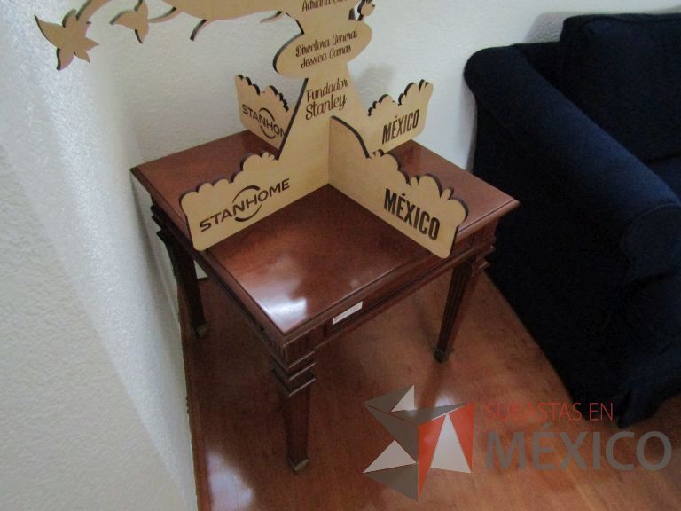 Lote 128 - Mesa de apoyo cuadrada