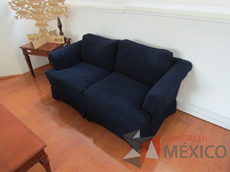Lote 129 - Sillón de 2 plazas en tela color azul - Imagen 8