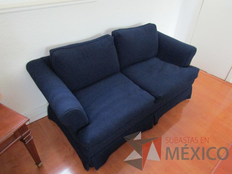 Lote 129 - Sillón de 2 plazas en tela color azul