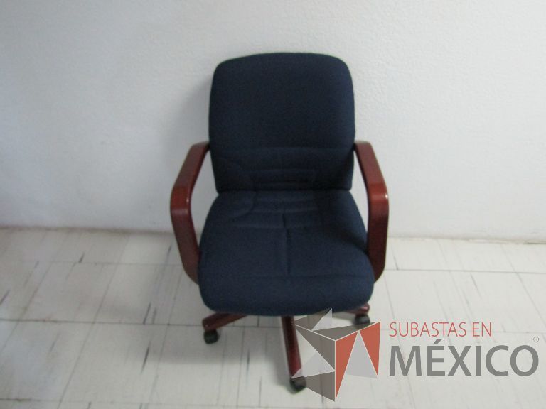 Lote 133 - Silla ejecutiva con ruedas, descansabrazos de madera, asiento y respaldo en tela color azul - Imagen 2