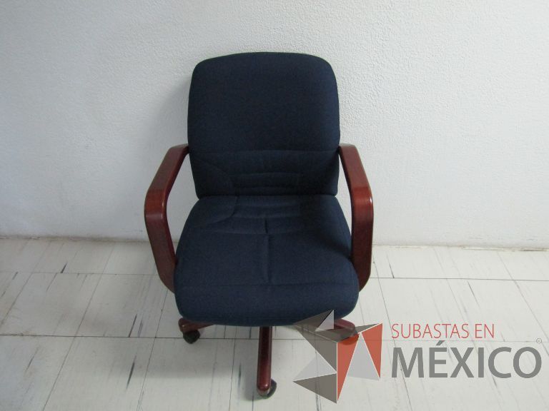 Lote 133 - Silla ejecutiva con ruedas, descansabrazos de madera, asiento y respaldo en tela color azul