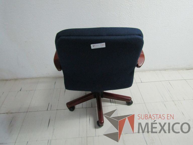 Lote 133 - Silla ejecutiva con ruedas, descansabrazos de madera, asiento y respaldo en tela color azul - Imagen 6