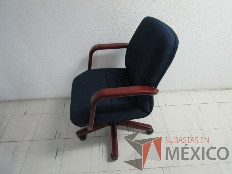 Lote 133 - Silla ejecutiva con ruedas, descansabrazos de madera, asiento y respaldo en tela color azul - Imagen 7