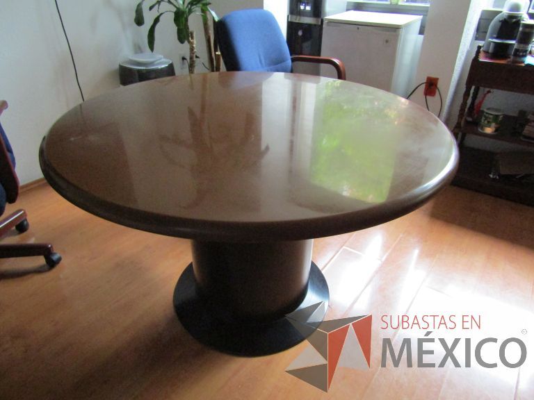 Lote 132 - Mesa redonda con base circular