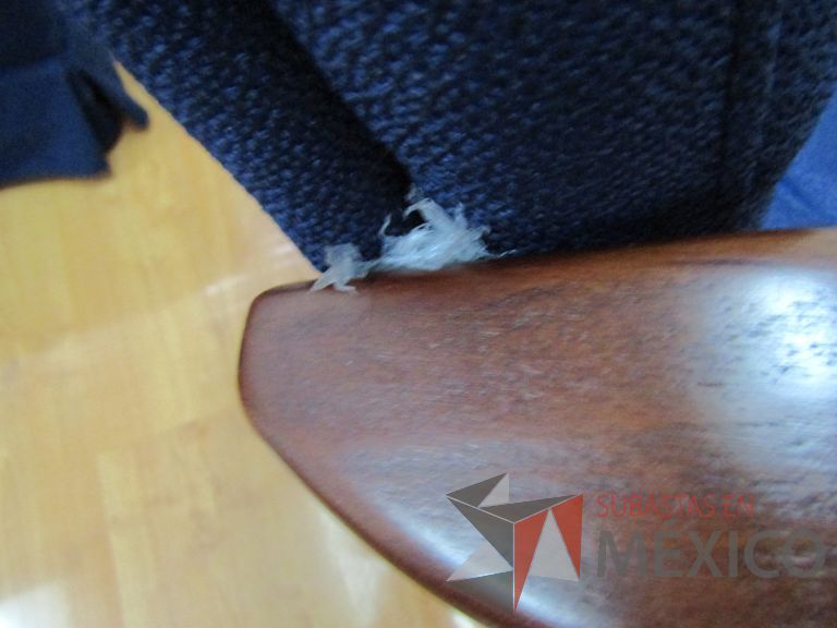 Lote 133 - Silla ejecutiva con ruedas, descansabrazos de madera, asiento y respaldo en tela color azul - Imagen 10