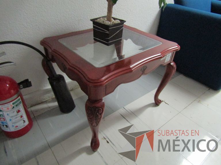 Lote 138 - Mesa de apoyo cuadrada con vidrio