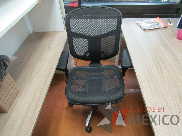 Lote 148 - Silla operativa con ruedas, descansabrazos, asiento y respaldo en malla - Imagen 2