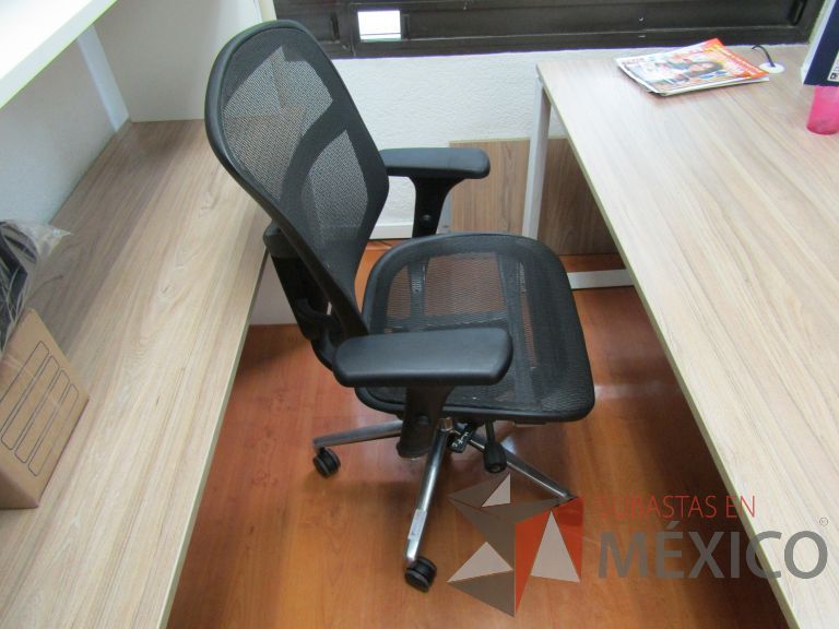 Lote 148 - Silla operativa con ruedas, descansabrazos, asiento y respaldo en malla - Imagen 4