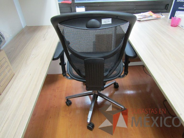 Lote 148 - Silla operativa con ruedas, descansabrazos, asiento y respaldo en malla - Imagen 6
