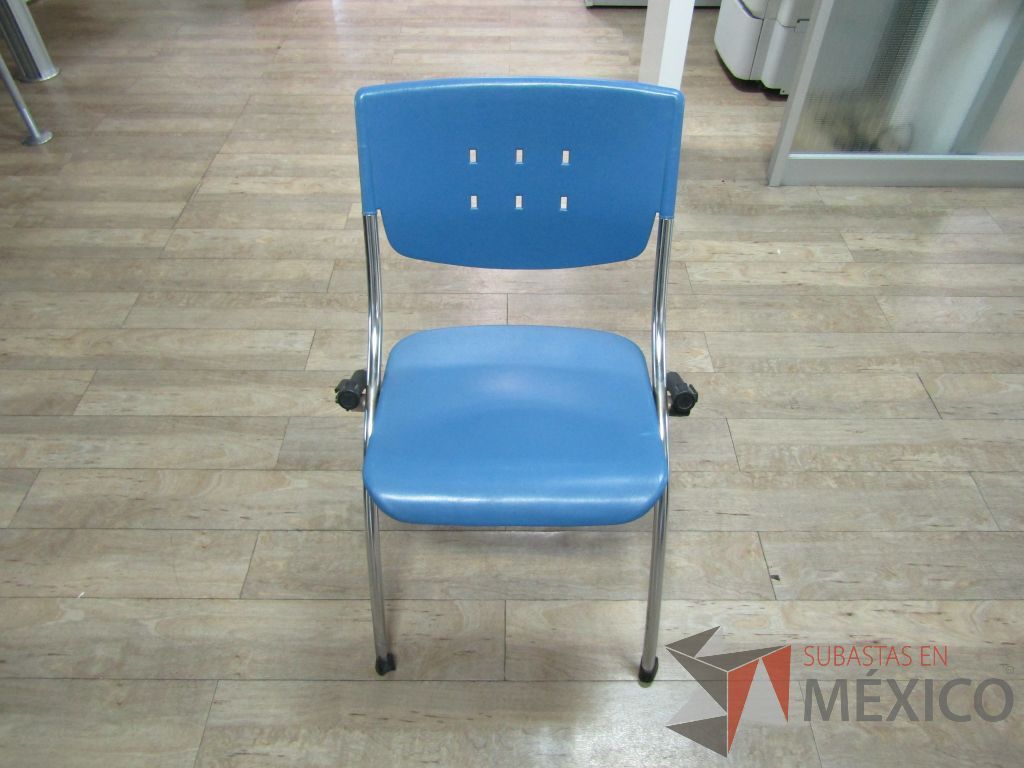 Lote 018 - 2 Silla fijas, asientos y respaldo en plástico color azul
