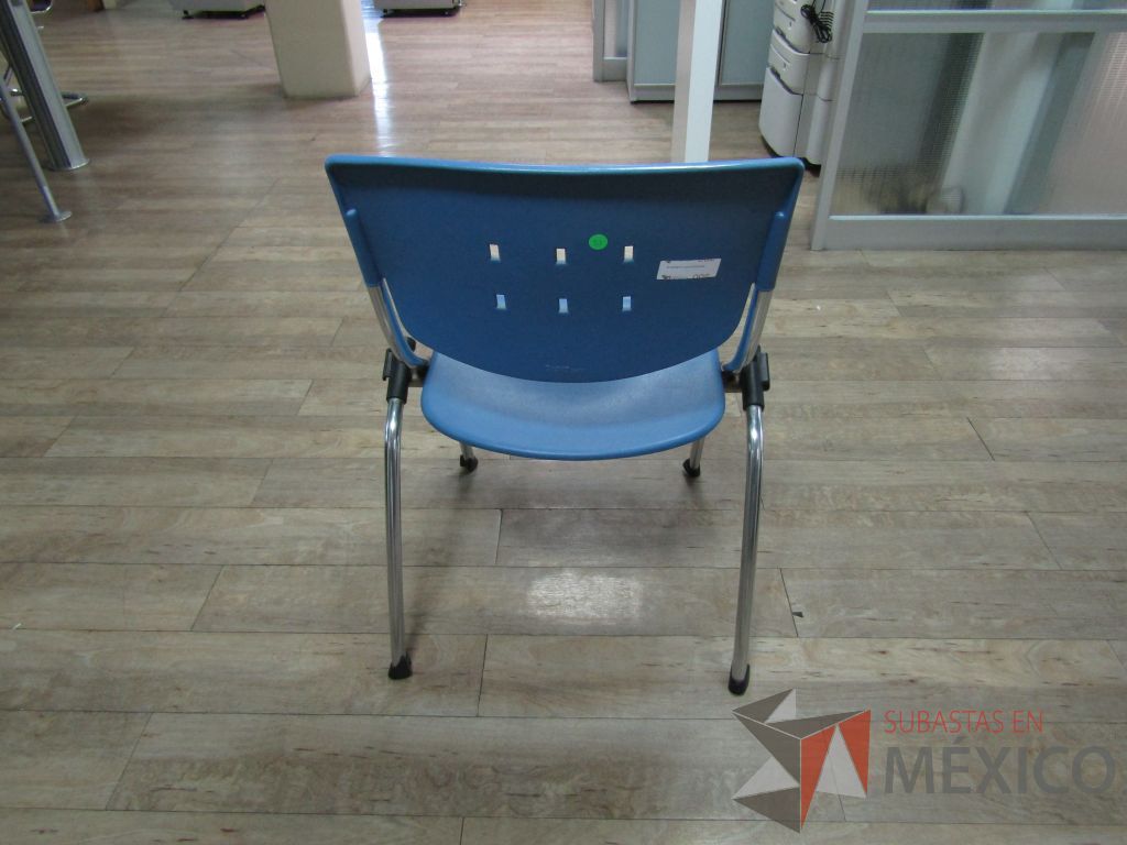 Lote 018 - 2 Silla fijas, asientos y respaldo en plástico color azul - Imagen 7
