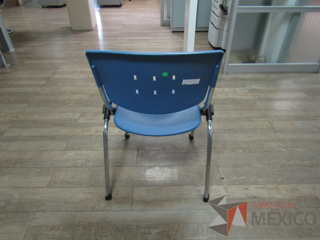 Lote 018 - 2 Silla fijas, asientos y respaldo en plástico color azul - Imagen 8