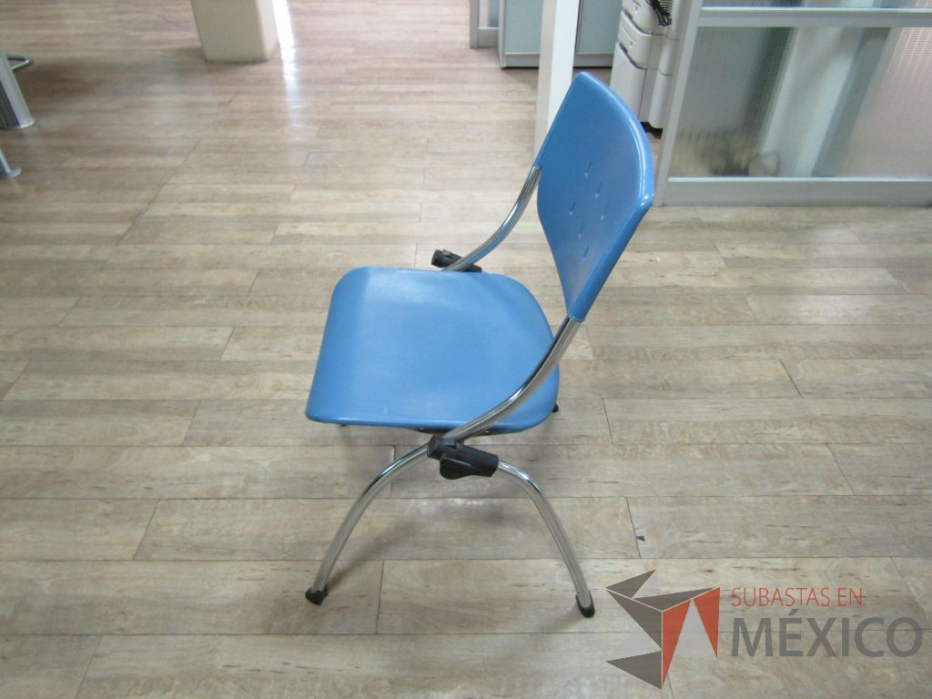 Lote 018 - 2 Silla fijas, asientos y respaldo en plástico color azul - Imagen 9