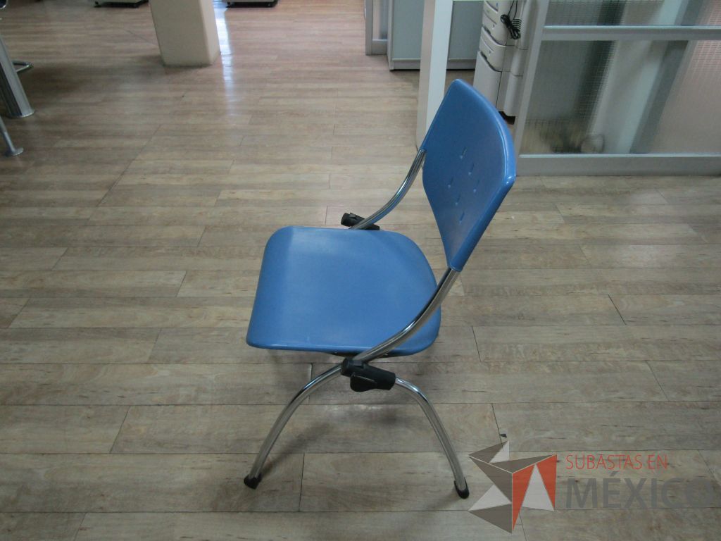 Lote 018 - 2 Silla fijas, asientos y respaldo en plástico color azul - Imagen 11