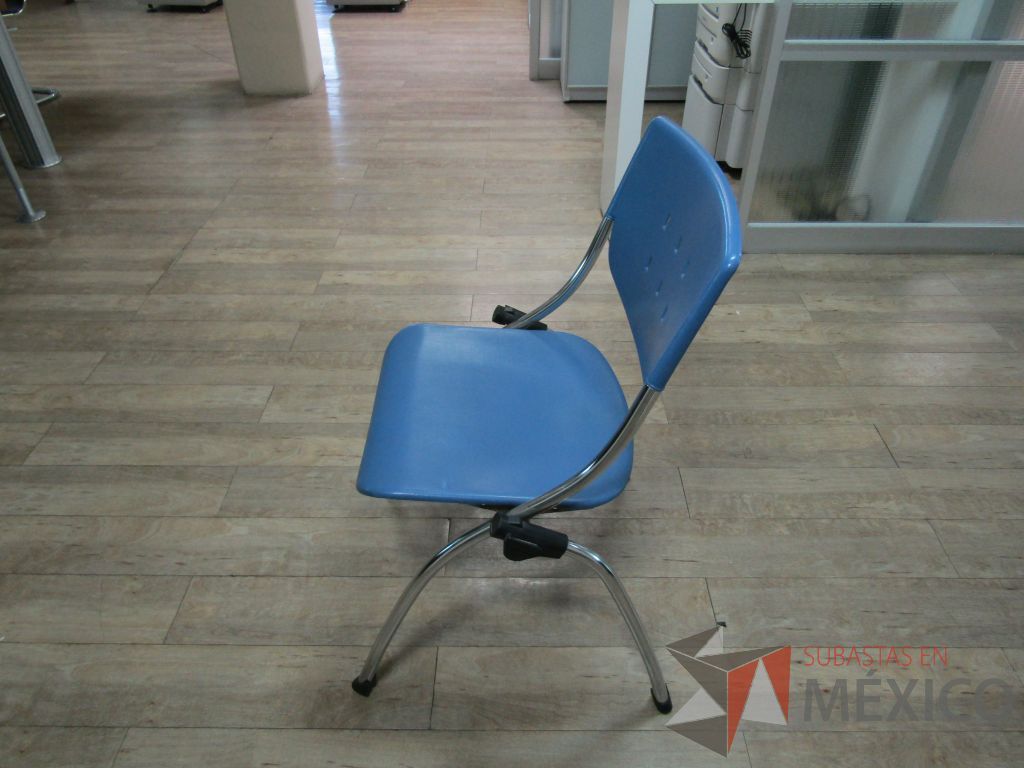 Lote 018 - 2 Silla fijas, asientos y respaldo en plástico color azul - Imagen 2