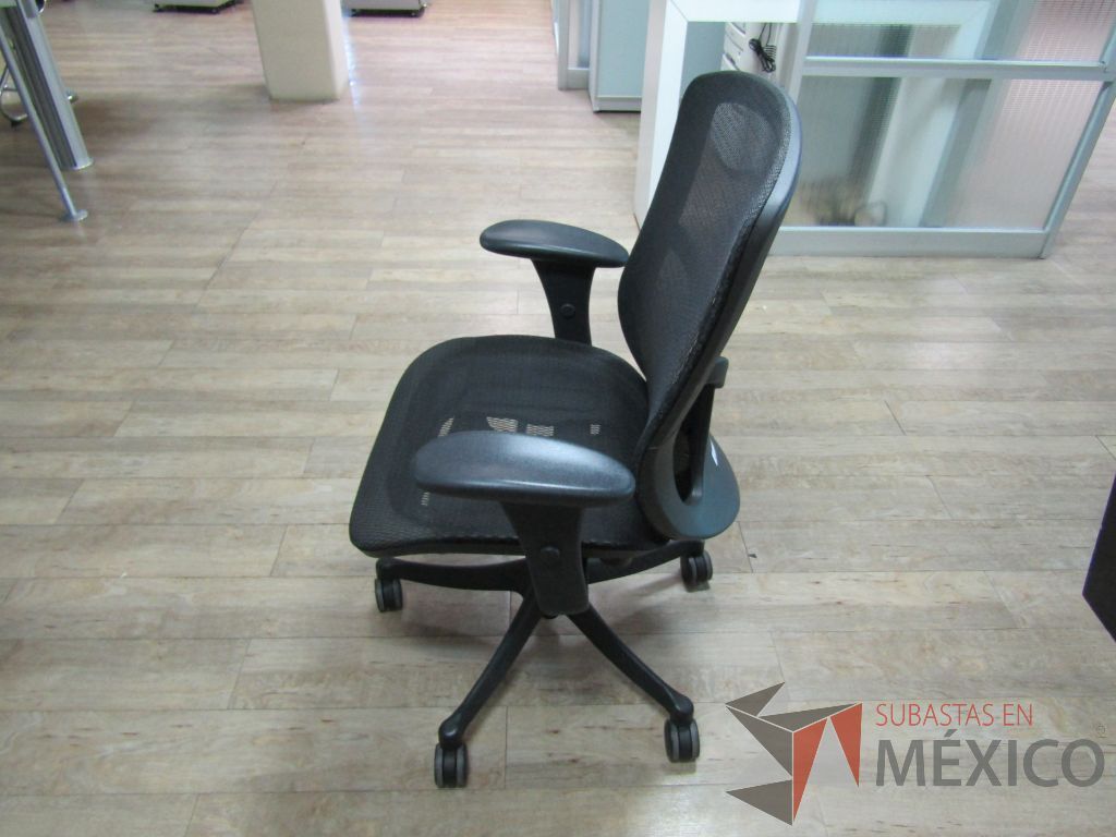 Lote 040 - 2 Sillas operativas con ruedas, descansabrazos, asiento y respaldo en malla - Imagen 7
