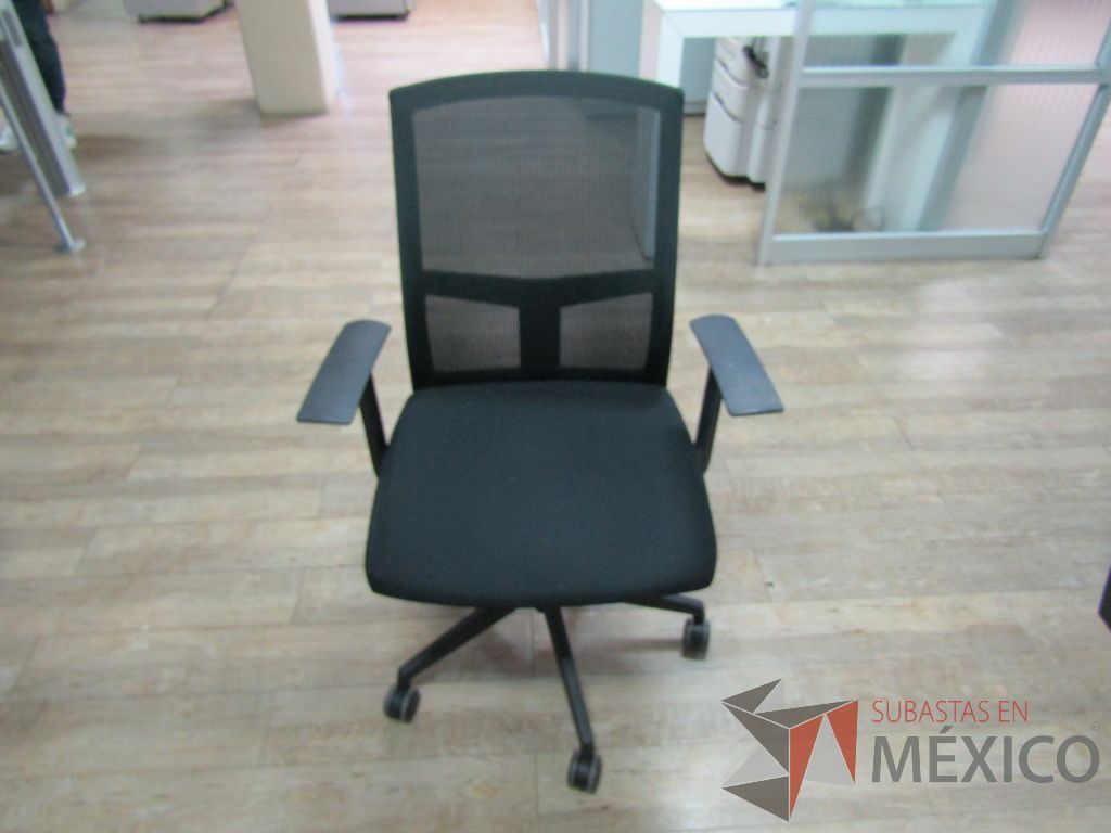 Lote 051 - Silla operativa con ruedas, descansabrazos, respaldo en malla y asiento en tela color negro - Imagen 3