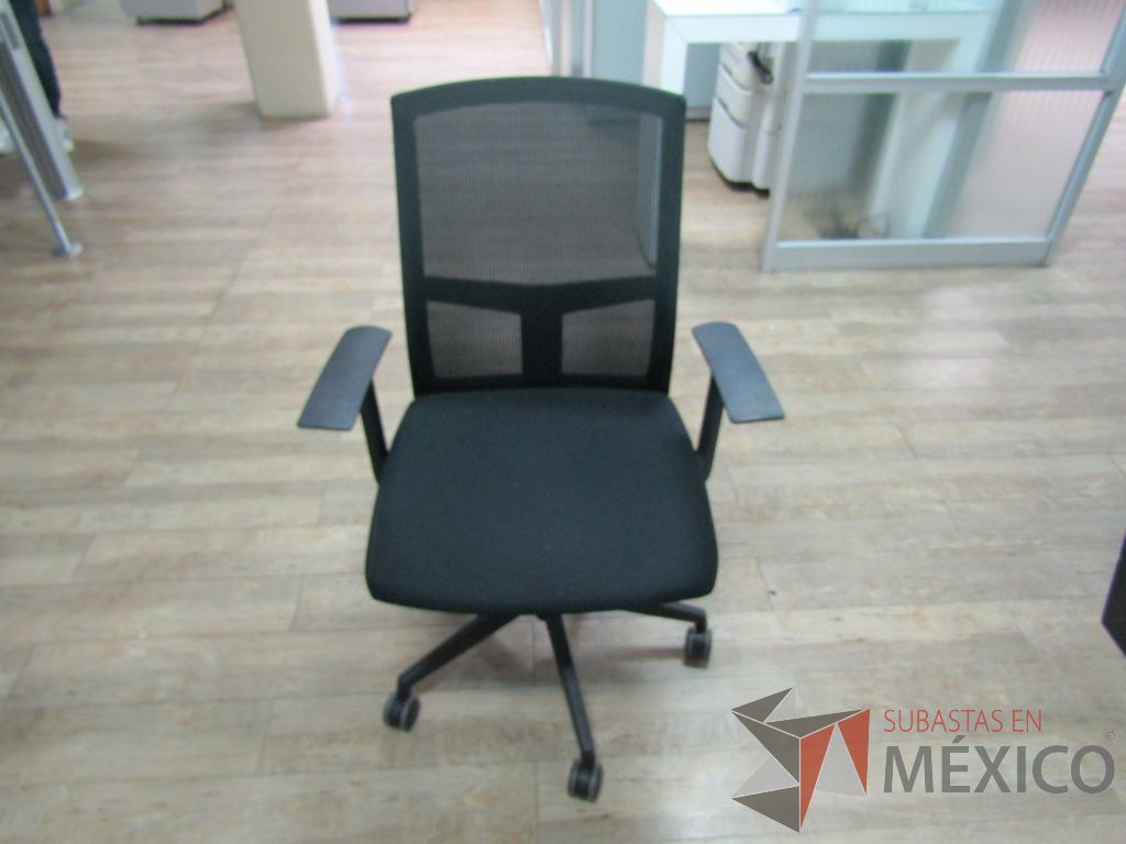 Lote 051 - Silla operativa con ruedas, descansabrazos, respaldo en malla y asiento en tela color negro - Imagen 5