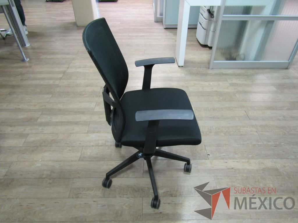 Lote 051 - Silla operativa con ruedas, descansabrazos, respaldo en malla y asiento en tela color negro - Imagen 6