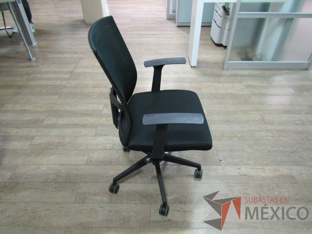 Lote 051 - Silla operativa con ruedas, descansabrazos, respaldo en malla y asiento en tela color negro - Imagen 2
