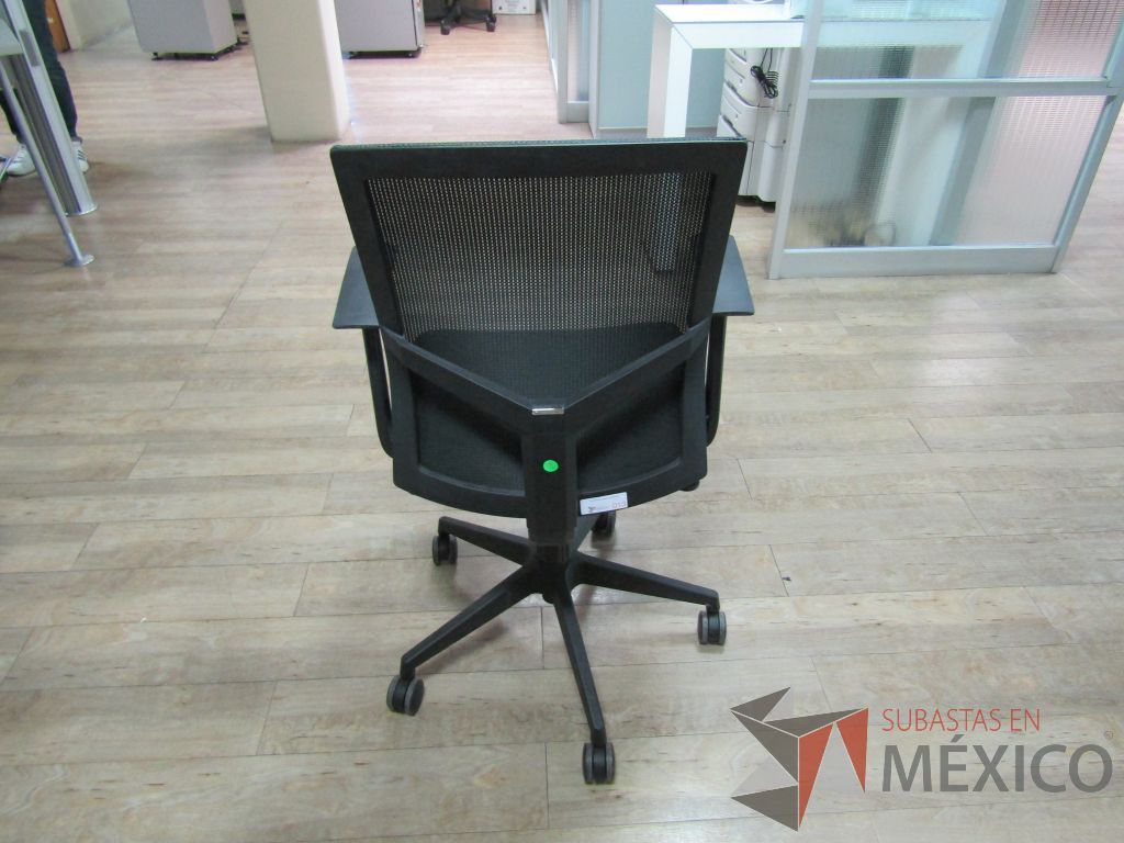 Lote 051 - Silla operativa con ruedas, descansabrazos, respaldo en malla y asiento en tela color negro - Imagen 7