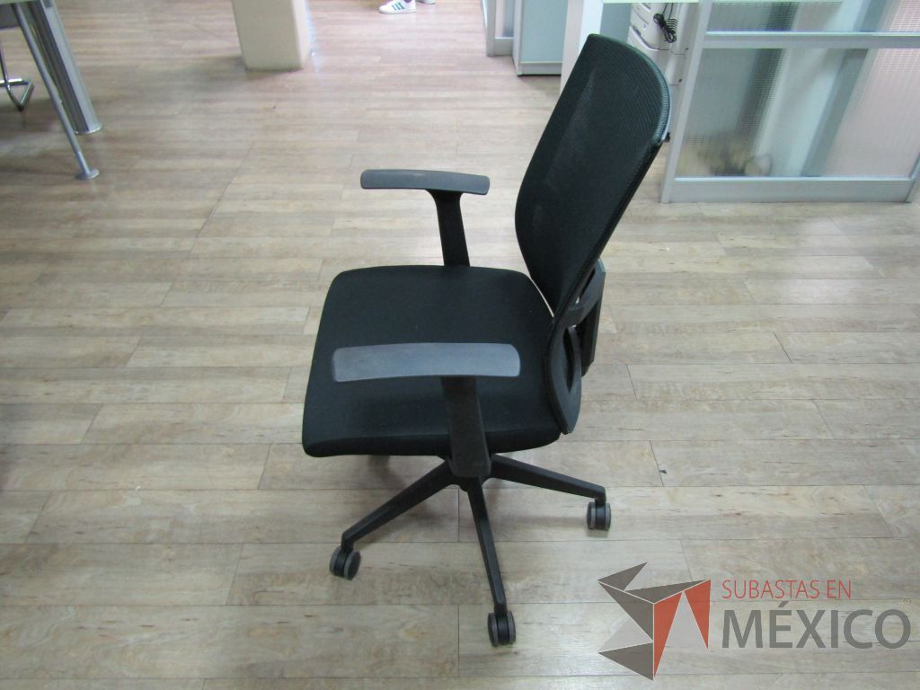 Lote 051 - Silla operativa con ruedas, descansabrazos, respaldo en malla y asiento en tela color negro - Imagen 8