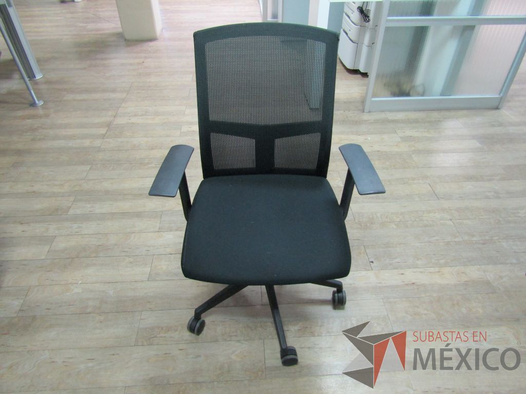 Lote 051 - Silla operativa con ruedas, descansabrazos, respaldo en malla y asiento en tela color negro