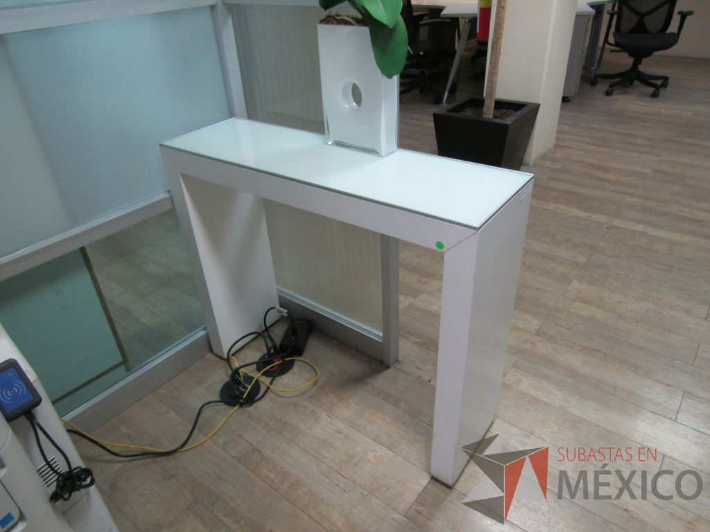 Lote 054 - Mesa de apoyo con cubierta de cristal