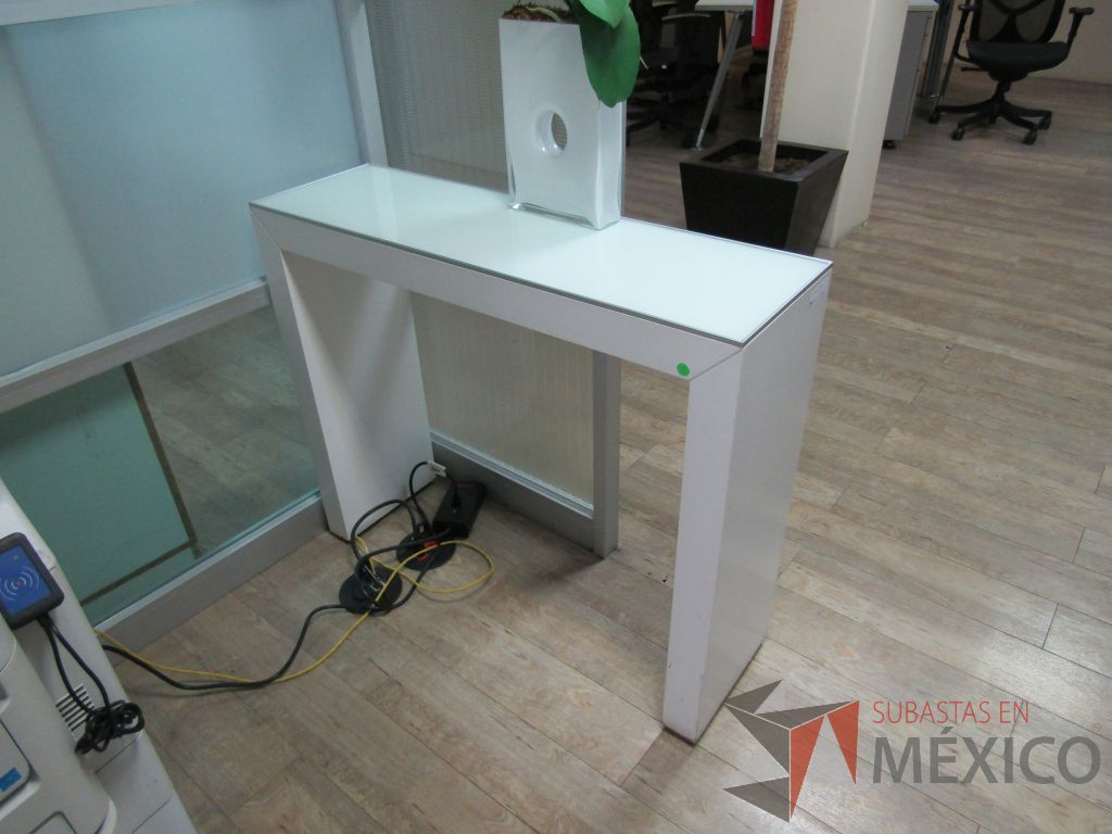 Lote 054 - Mesa de apoyo con cubierta de cristal - Imagen 3