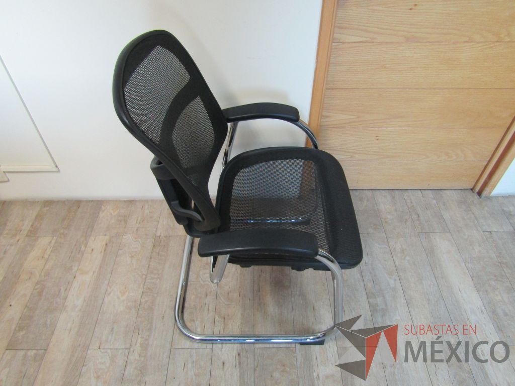 Lote 163 - 2 Sillas fijas, descansabrazos, base trineo asiento y respaldo en malla - Imagen 2