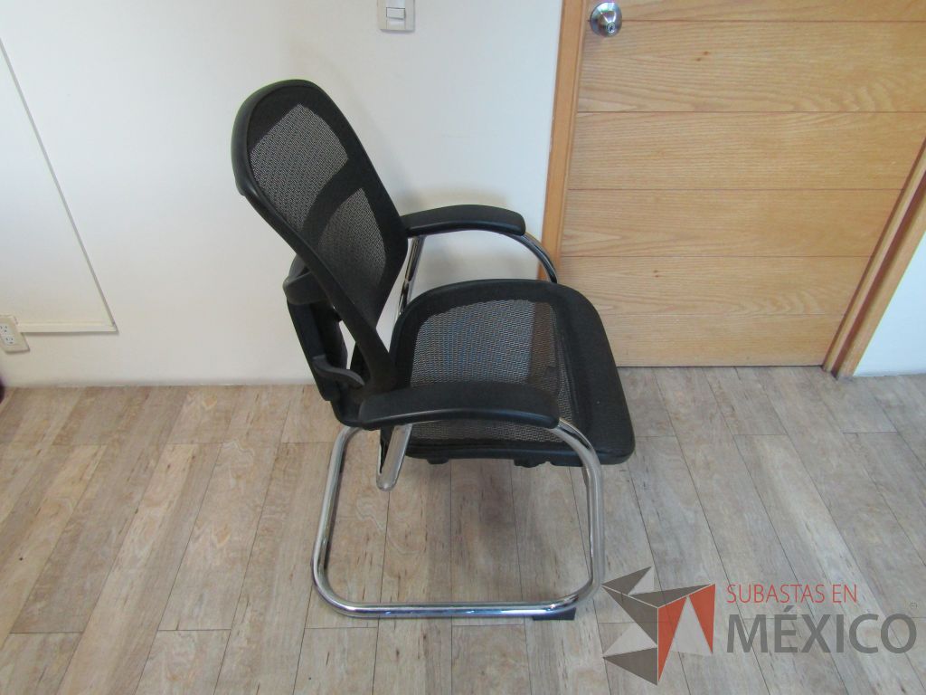 Lote 163 - 2 Sillas fijas, descansabrazos, base trineo asiento y respaldo en malla - Imagen 8