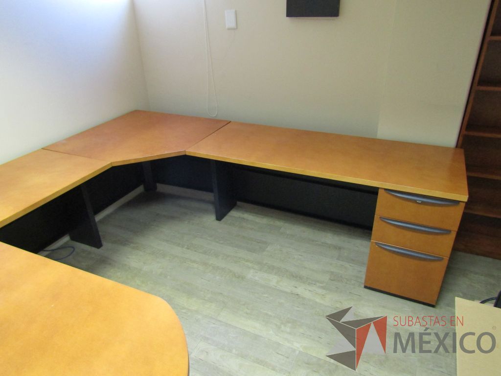 Lote 068 - Escritorio en herradura con archivero de pedestal de 3 cajones - Imagen 2