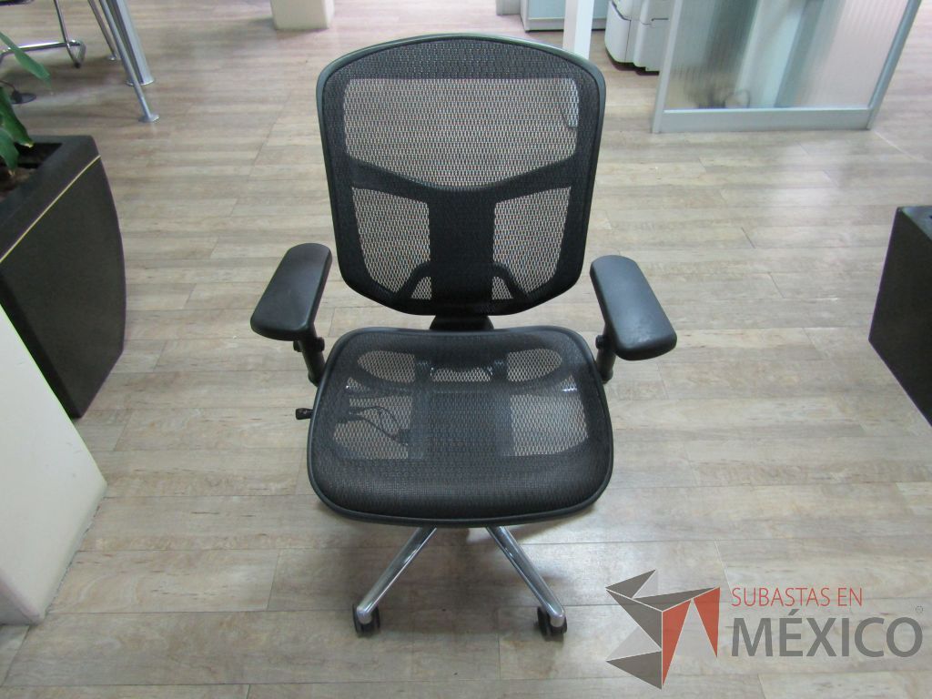 Lote 070 - Silla operativa con ruedas, descansabrazos, asiento y respaldo en malla