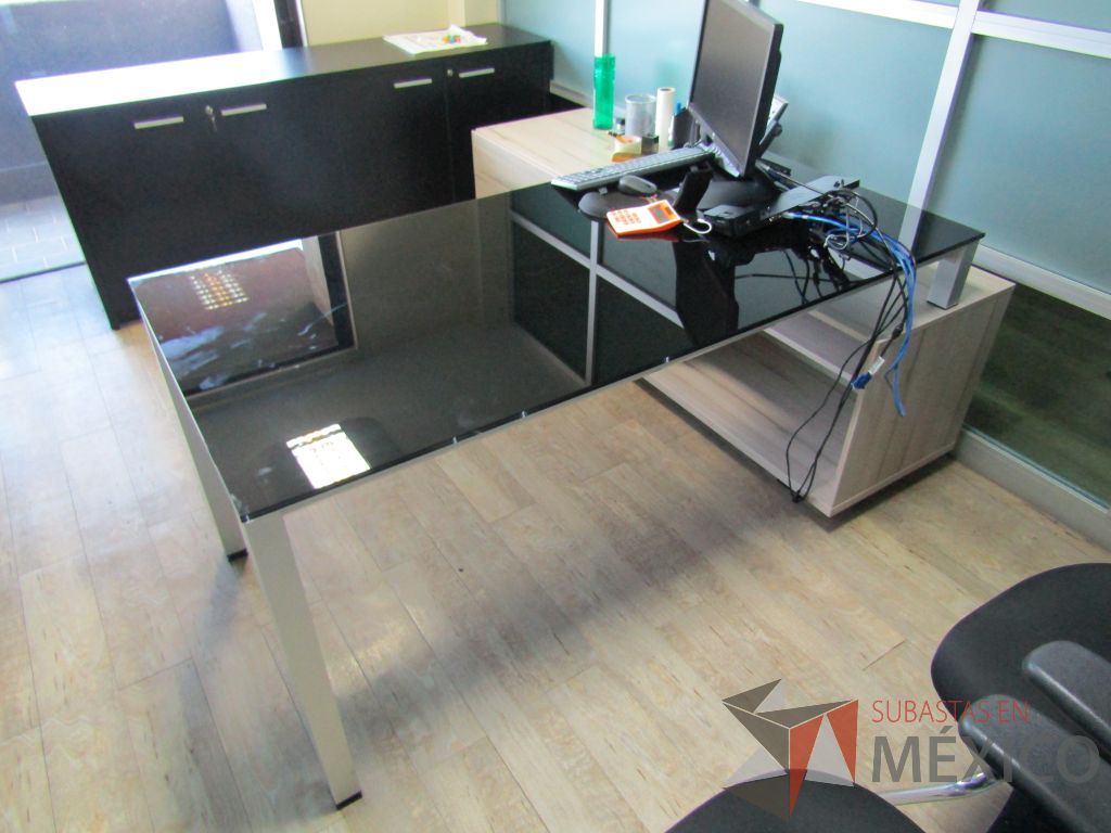 Lote 078 - Escritorio recargado sobre credenza con cubierta de vidrio - Imagen 4