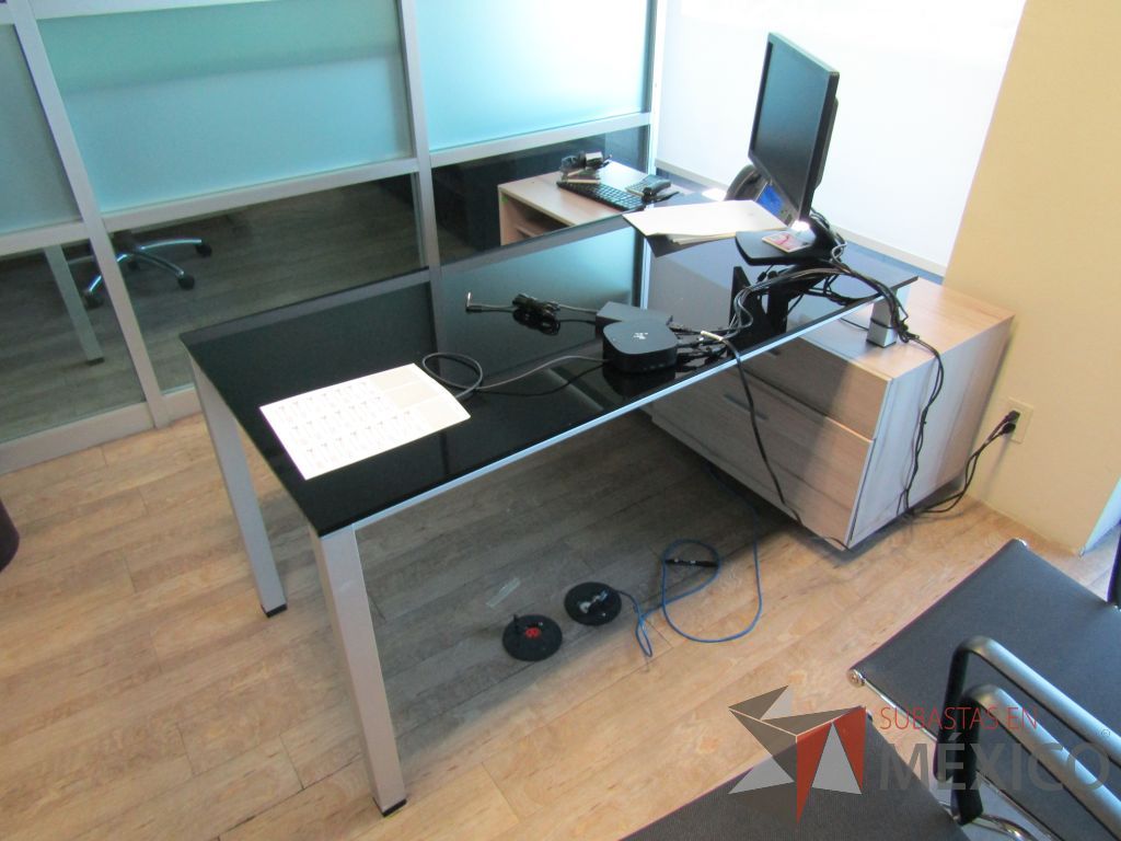 Lote 080 - Escritorio recargado sobre credenza con cubierta de vidrio - Imagen 14
