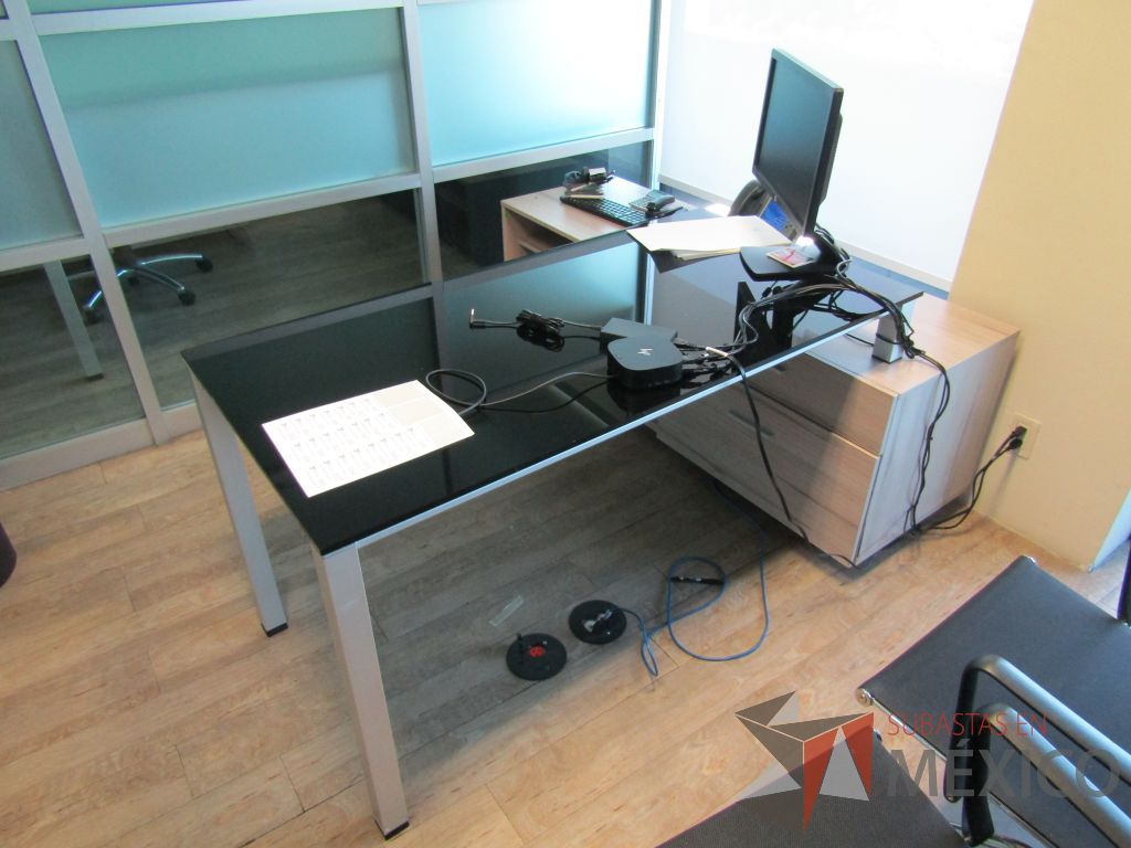 Lote 080 - Escritorio recargado sobre credenza con cubierta de vidrio - Imagen 12