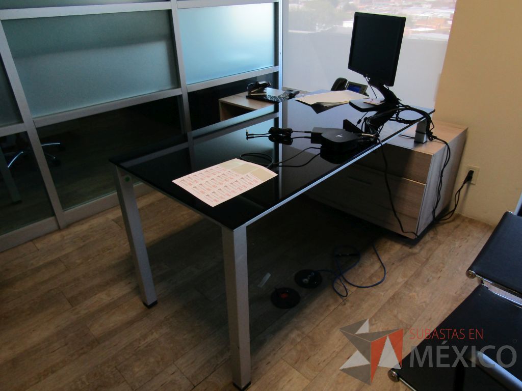 Lote 080 - Escritorio recargado sobre credenza con cubierta de vidrio - Imagen 9