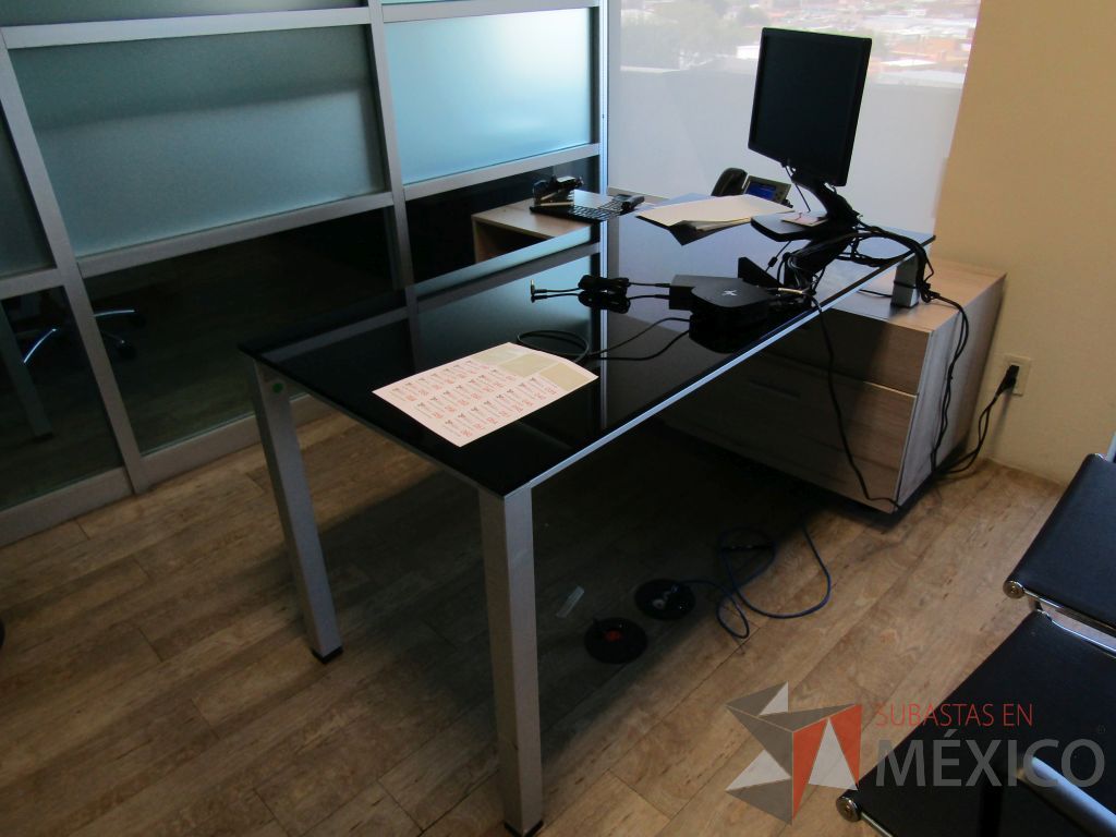Lote 080 - Escritorio recargado sobre credenza con cubierta de vidrio - Imagen 7