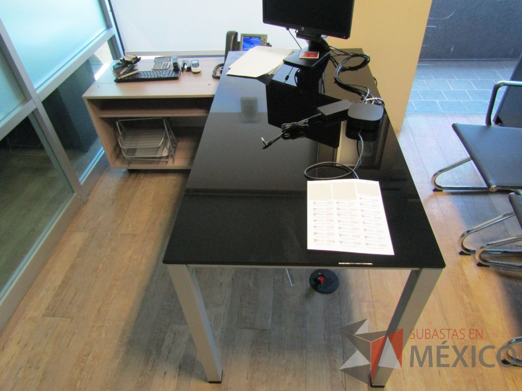 Lote 080 - Escritorio recargado sobre credenza con cubierta de vidrio - Imagen 13