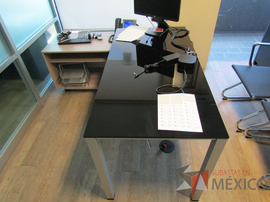 Lote 080 - Escritorio recargado sobre credenza con cubierta de vidrio - Imagen 2