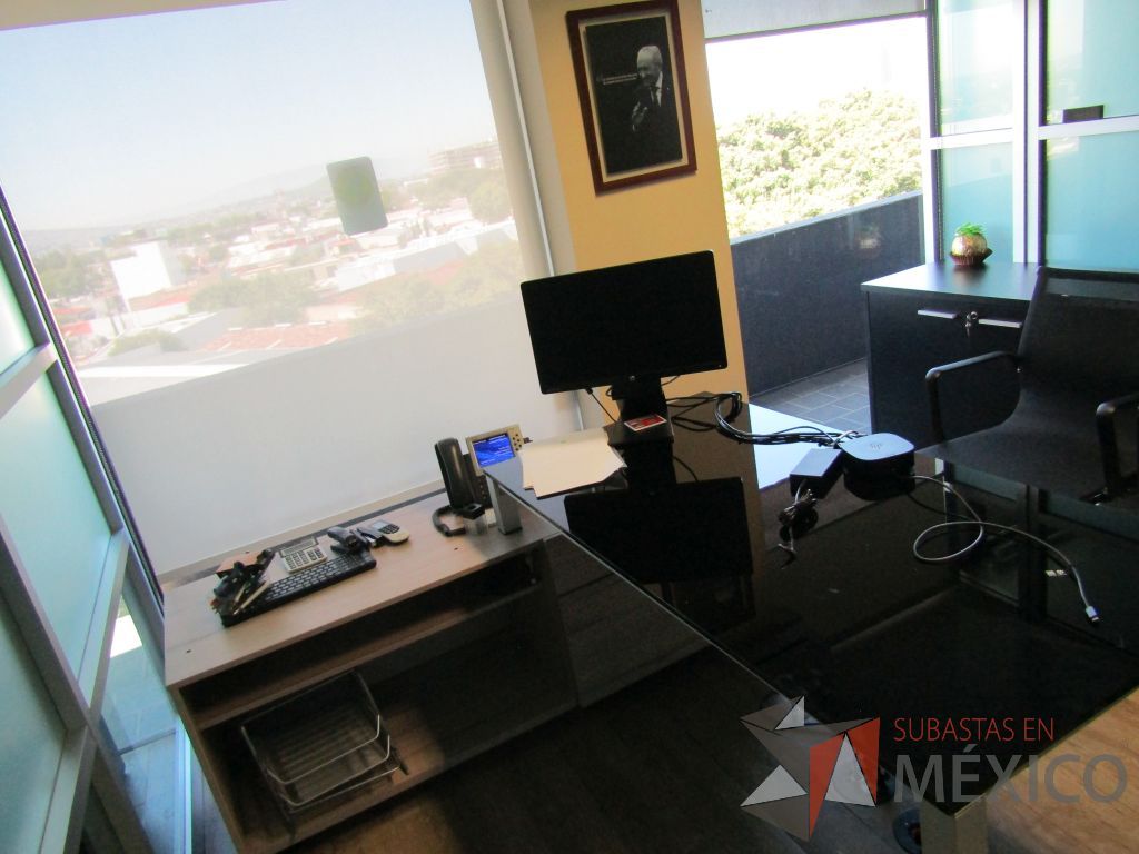 Lote 080 - Escritorio recargado sobre credenza con cubierta de vidrio - Imagen 11