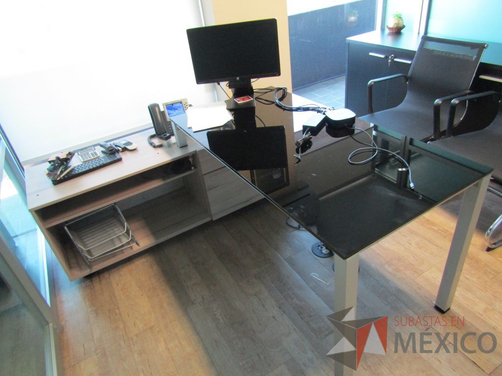 Lote 080 - Escritorio recargado sobre credenza con cubierta de vidrio
