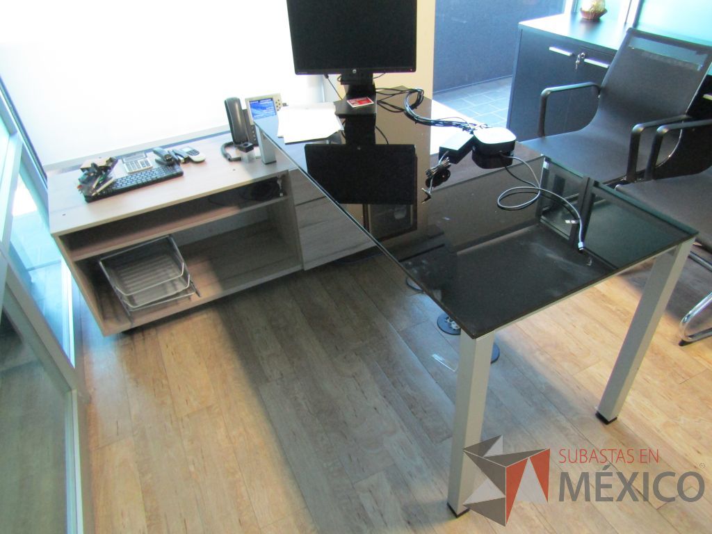 Lote 080 - Escritorio recargado sobre credenza con cubierta de vidrio - Imagen 4