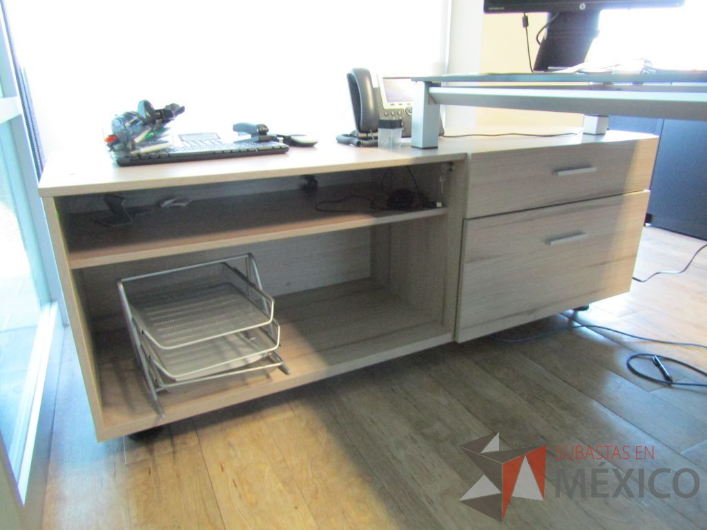 Lote 080 - Escritorio recargado sobre credenza con cubierta de vidrio - Imagen 6
