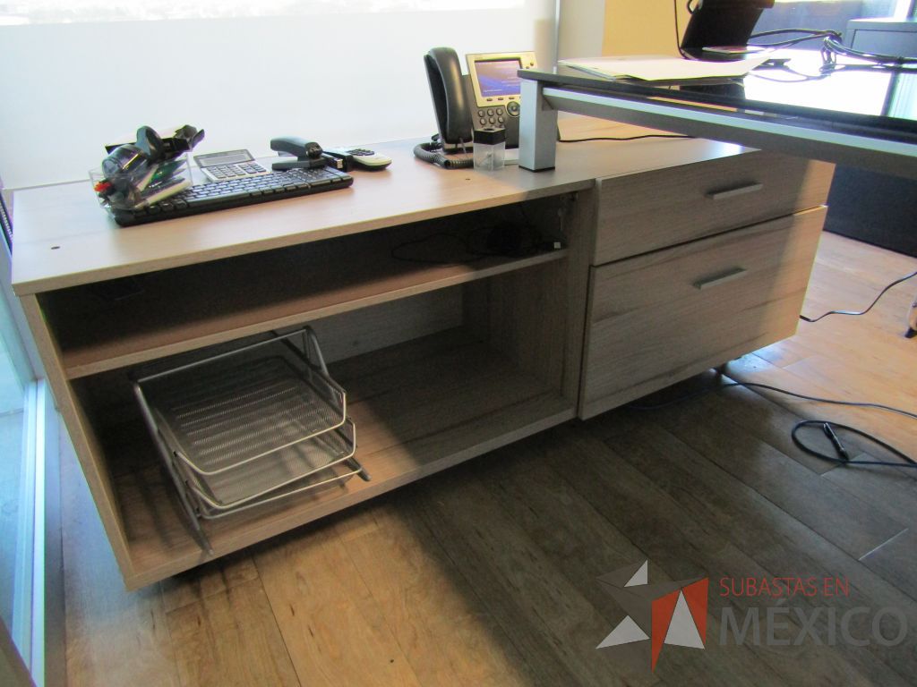 Lote 080 - Escritorio recargado sobre credenza con cubierta de vidrio - Imagen 8