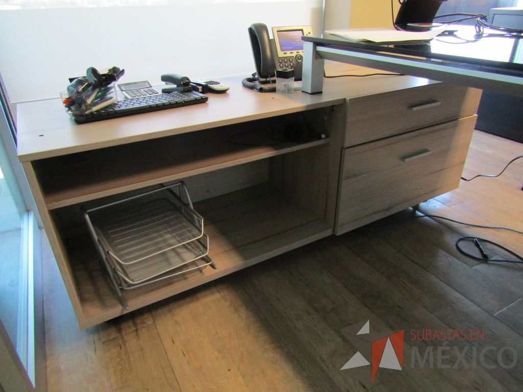 Lote 080 - Escritorio recargado sobre credenza con cubierta de vidrio - Imagen 10