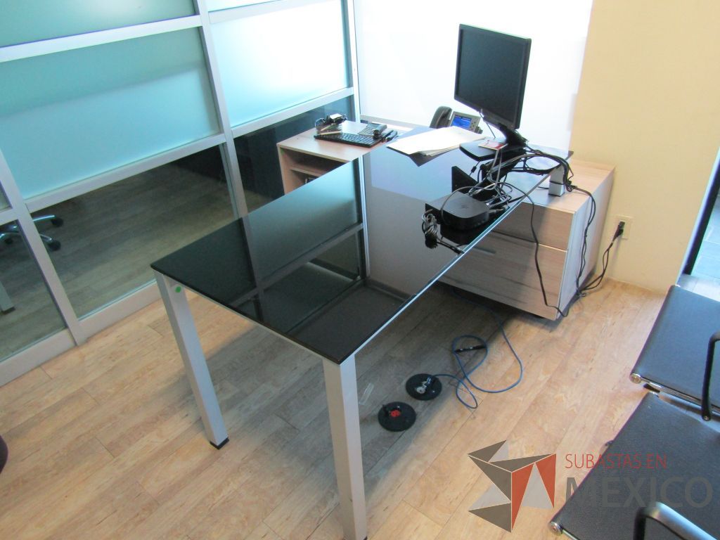 Lote 080 - Escritorio recargado sobre credenza con cubierta de vidrio - Imagen 5