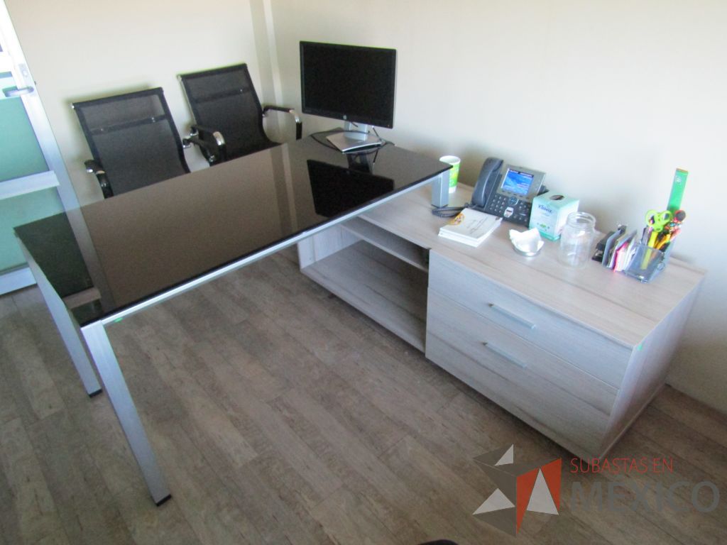 Lote 081 - Escritorio recargado sobre credenza con cubierta de vidrio